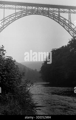 Années soixante, 26.08.1967, Allemagne, Remscheid, Solingen, Wupper, Bergisches Land, Rhénanie-du-Nord-Westphalie, NRW, pont de Muengsten, pont de Wupper, pont de la vallée de Wupper près de Muengsten, pont voûté, pont ferroviaire entre Solingen et Remscheid, Pont Parc Muengsten Banque D'Images