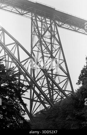 Années soixante, 26.08.1967, Allemagne, Remscheid, Solingen, Wupper, Bergisches Land, Rhénanie-du-Nord-Westphalie, NRW, pont de Muengsten, pont de Wupper, pont de la vallée de Wupper près de Muengsten, pont voûté, pont ferroviaire entre Solingen et Remscheid, Pont Parc Muengsten Banque D'Images