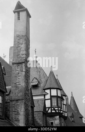 Années soixante, 26.08.1967, Allemagne, Solingen, Solingen-Burg, district Burg an der Wupper, Bergisches Land, Rhénanie-du-Nord-Westphalie, NRW, château de Burg, siège oncestral des comtes et ducs de Berg, château de colline, détails du parc du château, oriel, gueules, fenêtres de tour Banque D'Images