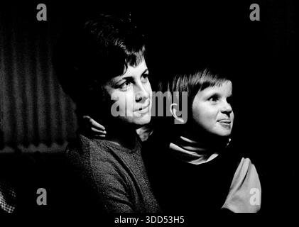 Soixante, 19.12.1968, personnes, femmes, enfants, prise de vue à l'intérieur, mère Doris 25 à 30 ans avec les cheveux épinglés fermement avec sa fille Birgit 6 à 7 ans, gros plan, photo de tête, Allemagne Banque D'Images