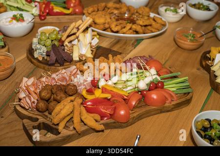 plateau antipasti ou plateau de charcuterie, avec une variété d'entrées froides et frites. Charcuteries et fromages : viandes tranchées, divers fromages bleus Banque D'Images