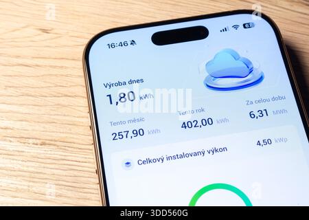 Ostrava, Tchéquie - 26 février 2025 : application mobile SEMS plus pour surveiller les centrales solaires personnelles et le flux d'énergie en tchèque Banque D'Images