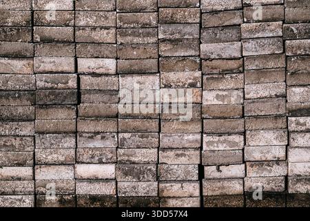 Pile de blocs de dalles de béton usagées usagées comme motif Banque D'Images