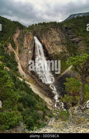 Une vue sur la cascade de Lindalsfossen près de Gjora dans le centre de la Norvège Banque D'Images