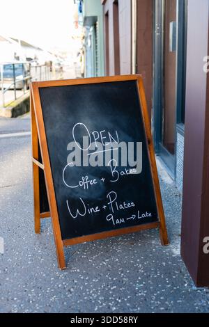 Panneau noir devant un café et un bar à vin Banque D'Images