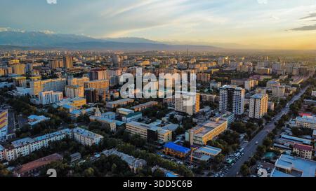 Vue aérienne large du développement urbain et de l'architecture de la ville de Bichkek, Kirghizistan Banque D'Images