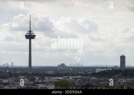 11.07.2025, Koeln, Allemagne - Stadtbild Köln. Foto : Blick auf die Neustadt-Nord in Koeln mit dem am 3. Juni 1981 eingeweihten Fernmeldeturm Colonius an der inneren Kanalstrasse. *** 11 07 2025, Cologne, Allemagne paysage urbain Cologne vue photo de Neustadt Nord à Cologne avec la tour de télécommunications Colonius sur la Kanalstrasse intérieure, inaugurée le 3 juin 1981 Banque D'Images