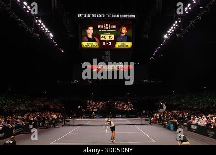 Nick Kyrgios et Aryna Sabalenka lors du match de l'exposition 'Battle of the sexes' au Coca-Cola Arena de Dubaï, Émirats arabes Unis. Date de la photo : dimanche 28 décembre 2025. Banque D'Images
