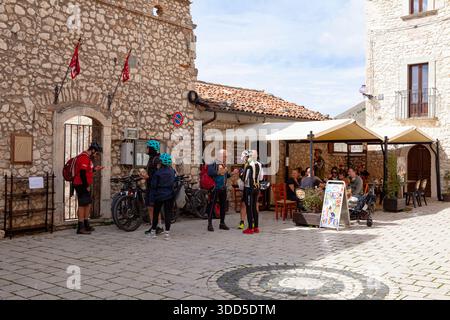 Santo Stefano di Sessanio, Abruzzes Italie - 22 septembre 2024 : les touristes apprécient le café dans un restaurant local et se détendent dans le centre de la ville Banque D'Images