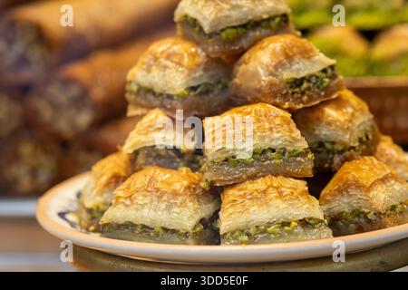 Vue rapprochée d'un dessert turc traditionnel connu sous le nom de fıstık sarma, un rouleau de pistache riche et sucré imbibé de sirop. Cette délicatesse de style baklava Banque D'Images