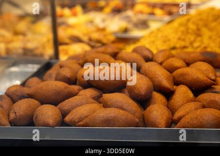 Gros plan de boulettes de viande farcies traditionnelles turques icli kofte servies dans une assiette Banque D'Images