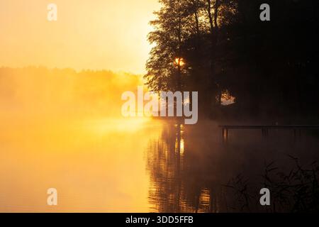 Une magnifique vue sur la nature automnale : dissiper le brouillard et la lumière du soleil levant sur le lac. Trakai, Lituanie Banque D'Images