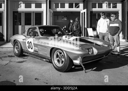 Chevrolet Corvette Stingray 1963, exposée à l'Assemblée de Bicester Motion qui s'est tenue le 30 novembre 2025. Banque D'Images