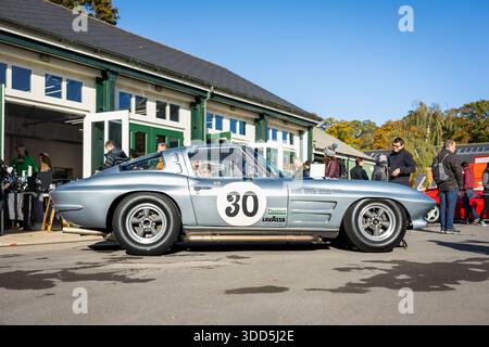 Chevrolet Corvette Stingray 1963, exposée à l'Assemblée de Bicester Motion qui s'est tenue le 30 novembre 2025. Banque D'Images