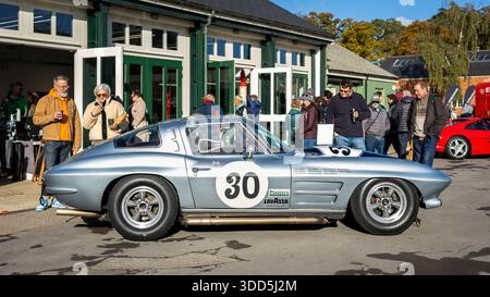 Chevrolet Corvette Stingray 1963, exposée à l'Assemblée de Bicester Motion qui s'est tenue le 30 novembre 2025. Banque D'Images