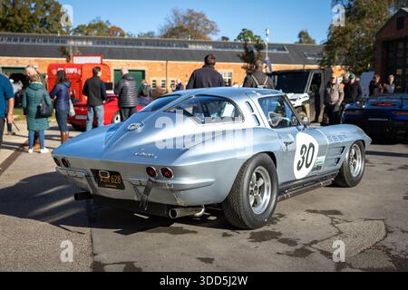Chevrolet Corvette Stingray 1963, exposée à l'Assemblée de Bicester Motion qui s'est tenue le 30 novembre 2025. Banque D'Images