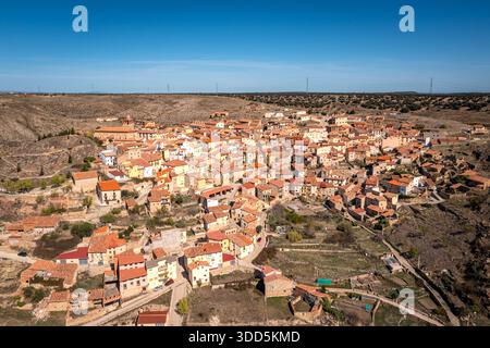 Vue aérienne d'Un village sur le toit en terre cuite situé dans les collines arides et les plaines ouvertes, Ejulve, Teruel, Espagne Banque D'Images