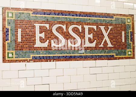 Mosaïque murale en céramique vintage orthographiant le nom de la station dans un tunnel de métro, mettant en valeur l'art public urbain et l'infrastructure de transport en commun. Banque D'Images