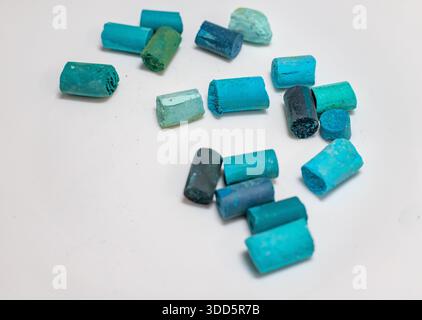 Pastel sec coloré sur un fond blanc. Pièces pastel turquoise isolées sur un fond gris. Craie colorée. Banque D'Images