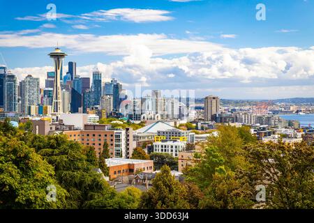 Une vue aérienne panoramique époustouflante capture la densité des gratte-ciels et des tours de Seattle sous un ciel lumineux d'été. Banque D'Images