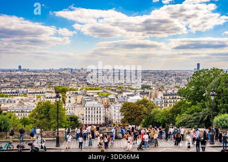 Le surtourisme à Paris. Foules de touristes le long des escaliers de la Basilique du Sacré-cœur dans la Butte de Montmartre, Paris, France Banque D'Images