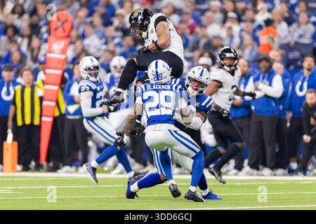 Indianapolis, Indiana, États-Unis. 28 décembre 2025. Le receveur des Jacksonville Jaguars Parker Washington (11) monte haut pour une passe sur le cornerback des Colts d'Indianapolis Mekhi Blackmon (29) et Nick Cross (20) pendant le match entre les Jaguars de Jacksonville et les Colts d'Indianapolis au Lucas Oil Stadium, Indianapolis, Indiana. (Crédit image : © Scott Stuart/ZUMA Press Wire) USAGE ÉDITORIAL SEULEMENT ! Non destiné à UN USAGE commercial ! Banque D'Images