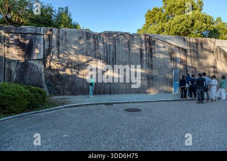 Le mégalithe Tako-ishi (pierre de pieuvre) dans le mur de pierre d'Osaka Castle à Osaka, au Japon, a été placé en 1624 sous la direction d'Ikeda Tadakatsu lors de la reconstruction des murs du château à l'ère Tokugawa. Extraite à Bizen (aujourd'hui préfecture d'Okayama) et transportée sur plus de 100 kilomètres, la pierre pèse environ 130 tonnes et, avec une superficie d'environ 60 mètres carrés, figure parmi les plus grandes pierres visibles du château. Toyotomi Hideyoshi a fait construire le château en 1583. Après plusieurs destructions, le donjon actuel a été reconstruit en béton armé en 1931. Banque D'Images