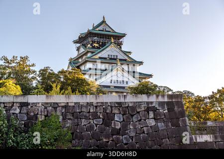 Le château d'Osaka, monument historique, domine Osaka, préfecture d'Osaka, Japon Banque D'Images