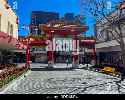 Une porte chinoise traditionnelle sur Duncan Street dans le quartier chinois de Brisbane à Fortitude Valley, Brisbane, Australie. Banque D'Images