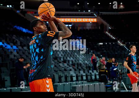 Valencia, Espagne. 28 décembre 2025. Omari Moore de Valencia basket s'échauffant avant la Ligue espagnole ACB basket gameday 12 entre Valencia basket et MoraBanc Andorra à Roig Arena. Scores finaux : Valencia basket 84-79 MoraBanc Andorra crédit : SOPA images Limited/Alamy Live News Banque D'Images