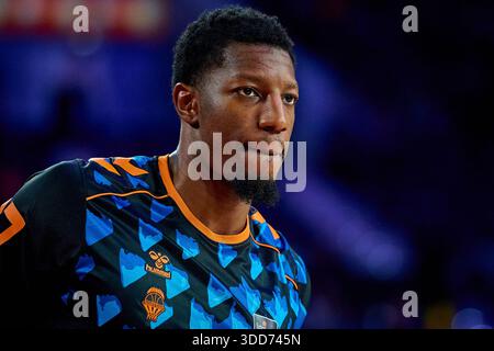 Valencia, Espagne. 28 décembre 2025. Yankuba Sima de Valencia basket s'échauffant avant la Ligue espagnole ACB basket gameday 12 entre Valencia basket et MoraBanc Andorra à Roig Arena. Scores finaux : Valencia basket 84-79 MoraBanc Andorra crédit : SOPA images Limited/Alamy Live News Banque D'Images