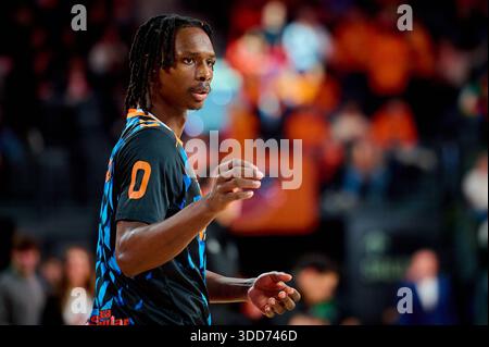 Valencia, Espagne. 28 décembre 2025. Brancou Badio de Valencia basket s’échauffe avant la Ligue espagnole ACB basket gameday 12 entre Valencia basket et MoraBanc Andorra au Roig Arena. Scores finaux : Valencia basket 84-79 MoraBanc Andorra crédit : SOPA images Limited/Alamy Live News Banque D'Images