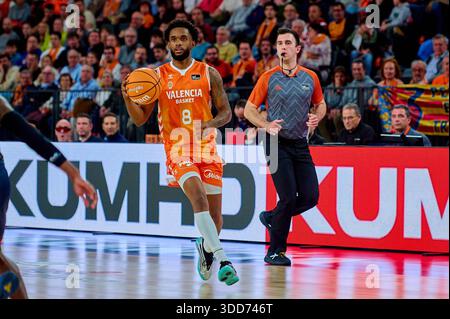 Valencia, Espagne. 28 décembre 2025. Jean Montero de Valencia basket en action lors de la Ligue espagnole ACB basket gameday 12 entre Valencia basket et MoraBanc Andorra à Roig Arena. Scores finaux : Valencia basket 84-79 MoraBanc Andorra crédit : SOPA images Limited/Alamy Live News Banque D'Images