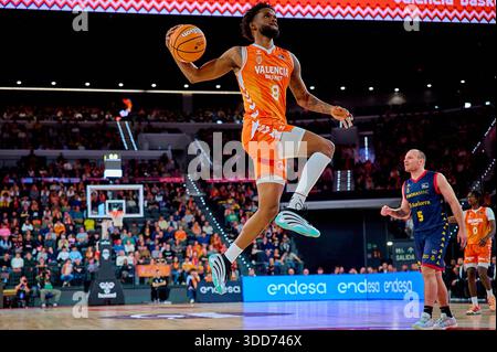 Valencia, Espagne. 28 décembre 2025. Jean Montero de Valencia basket en action lors de la Ligue espagnole ACB basket gameday 12 entre Valencia basket et MoraBanc Andorra à Roig Arena. Scores finaux : Valencia basket 84-79 MoraBanc Andorra crédit : SOPA images Limited/Alamy Live News Banque D'Images