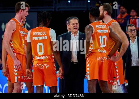 Valencia, Espagne. 28 décembre 2025. Pedro Martinez entraîneur-chef de Valencia basket vu lors de la Ligue espagnole ACB basket gameday 12 entre Valencia basket et MoraBanc Andorra à Roig Arena. Scores finaux : Valencia basket 84-79 MoraBanc Andorra crédit : SOPA images Limited/Alamy Live News Banque D'Images