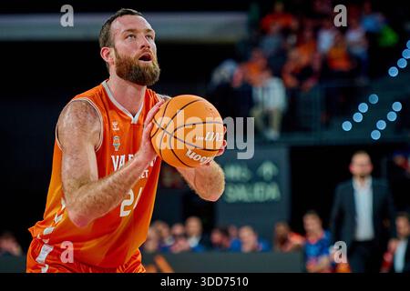 Valencia, Espagne. 28 décembre 2025. Matthew Costello de Valencia basket en action lors de la Ligue espagnole ACB basket gameday 12 entre Valencia basket et MoraBanc Andorra à Roig Arena. Scores finaux : Valencia basket 84-79 MoraBanc Andorra (photo de David Pastor Andres/SOPA images/Sipa USA) crédit : Sipa USA/Alamy Live News Banque D'Images