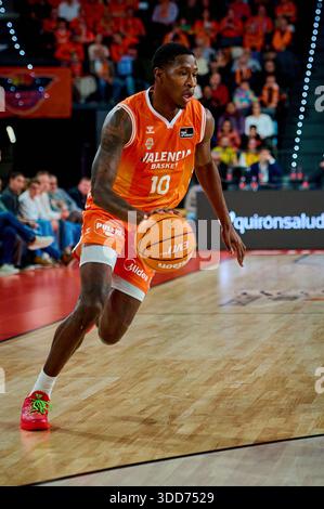 Valencia, Espagne. 28 décembre 2025. Omari Moore de Valencia basket en action lors de la Ligue espagnole ACB basket gameday 12 entre Valencia basket et MoraBanc Andorra à Roig Arena. Scores finaux : Valencia basket 84-79 MoraBanc Andorra (photo de David Pastor Andres/SOPA images/Sipa USA) crédit : Sipa USA/Alamy Live News Banque D'Images