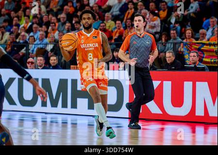 Valencia, Espagne. 28 décembre 2025. Jean Montero de Valencia basket en action lors de la Ligue espagnole ACB basket gameday 12 entre Valencia basket et MoraBanc Andorra à Roig Arena. Scores finaux : Valencia basket 84-79 MoraBanc Andorra (photo de David Pastor Andres/SOPA images/Sipa USA) crédit : Sipa USA/Alamy Live News Banque D'Images