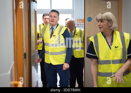 SOUS EMBARGO JUSQU'EN 0001 MARDI 30 DÉCEMBRE le secrétaire à la santé Wes Streeting ouvre une nouvelle salle au St Christopher's Hospice à Sydenham, au sud-est de Londres, qui a été financée par 2 millions de livres sterling de l'investissement en capital du gouvernement dans les hospices à travers le pays. Date de la photo : jeudi 18 décembre 2025. Banque D'Images