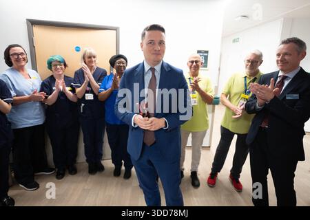 SOUS EMBARGO JUSQU'EN 0001 MARDI 30 DÉCEMBRE le secrétaire à la santé Wes Streeting ouvre une nouvelle salle au St Christopher's Hospice à Sydenham, au sud-est de Londres, qui a été financée par 2 millions de livres sterling de l'investissement en capital du gouvernement dans les hospices à travers le pays. Date de la photo : jeudi 18 décembre 2025. Banque D'Images