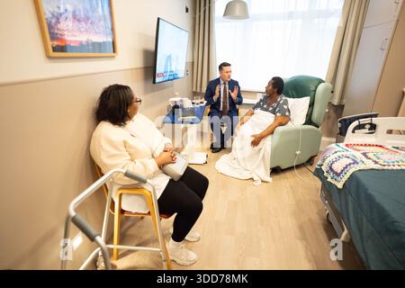 SOUS EMBARGO JUSQU'EN 0001 MARDI 30 DÉCEMBRE le secrétaire à la santé Wes Streeting ouvre une nouvelle salle au St Christopher's Hospice à Sydenham, au sud-est de Londres, qui a été financée par 2 millions de livres sterling de l'investissement en capital du gouvernement dans les hospices à travers le pays. Date de la photo : jeudi 18 décembre 2025. Banque D'Images