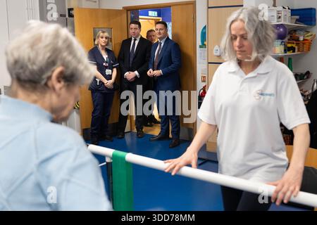 SOUS EMBARGO JUSQU'EN 0001 MARDI 30 DÉCEMBRE le secrétaire à la santé Wes Streeting ouvre une nouvelle salle au St Christopher's Hospice à Sydenham, au sud-est de Londres, qui a été financée par 2 millions de livres sterling de l'investissement en capital du gouvernement dans les hospices à travers le pays. Date de la photo : jeudi 18 décembre 2025. Banque D'Images