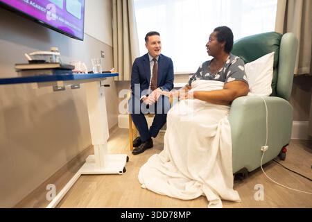 SOUS EMBARGO JUSQU'EN 0001 MARDI 30 DÉCEMBRE le secrétaire à la santé Wes Streeting ouvre une nouvelle salle au St Christopher's Hospice à Sydenham, au sud-est de Londres, qui a été financée par 2 millions de livres sterling de l'investissement en capital du gouvernement dans les hospices à travers le pays. Date de la photo : jeudi 18 décembre 2025. Banque D'Images