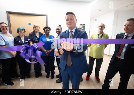 SOUS EMBARGO JUSQU'EN 0001 MARDI 30 DÉCEMBRE le secrétaire à la santé Wes Streeting ouvre une nouvelle salle au St Christopher's Hospice à Sydenham, au sud-est de Londres, qui a été financée par 2 millions de livres sterling de l'investissement en capital du gouvernement dans les hospices à travers le pays. Date de la photo : jeudi 18 décembre 2025. Banque D'Images