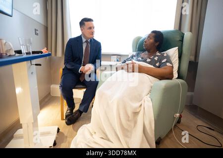 SOUS EMBARGO JUSQU'EN 0001 MARDI 30 DÉCEMBRE le secrétaire à la santé Wes Streeting ouvre une nouvelle salle au St Christopher's Hospice à Sydenham, au sud-est de Londres, qui a été financée par 2 millions de livres sterling de l'investissement en capital du gouvernement dans les hospices à travers le pays. Date de la photo : jeudi 18 décembre 2025. Banque D'Images