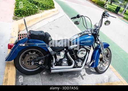 Miami, Floride, États-Unis - 27 juillet 2025 : moto bleue, vue latérale. Harley Davidson FXSTS Softail Springer moto 1991 Cruiser. Moto de luxe Banque D'Images