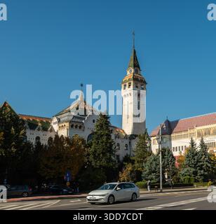Targu Mures, Roumanie - 17.2025. L'emblématique Palais culturel et la vieille tour de l'Hôtel de ville de Targu Mures, Roumanie, debout le long d'une rue animée w Banque D'Images