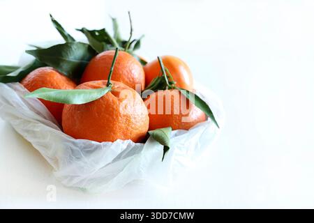 Groupe de clémentines fraîches ou mandarines avec des feuilles isolées sur fond blanc. Nourriture saine. Banque D'Images