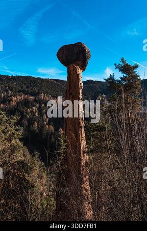 Énorme rocher soutenu par une colonne de terre. Pyramide de terre, argile moraine d'origine glaciaire. Phénomènes naturels sur le plateau de Renon, dans le Trentin Haut-Adige. Banque D'Images