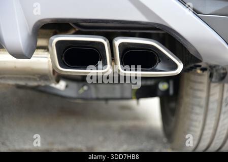 Deux tuyaux d'échappement d'une voiture particulière Banque D'Images